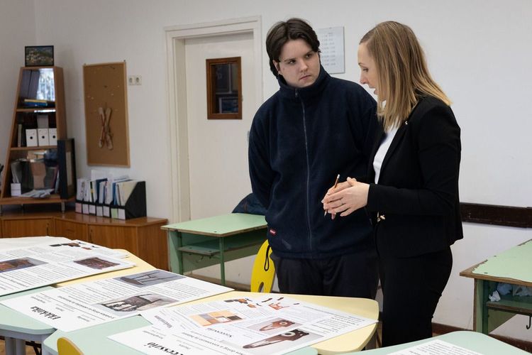 Kiállításon diákunk tablói