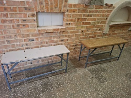 Diákok és felnőttek közösen újítottak fel iskolai padokat